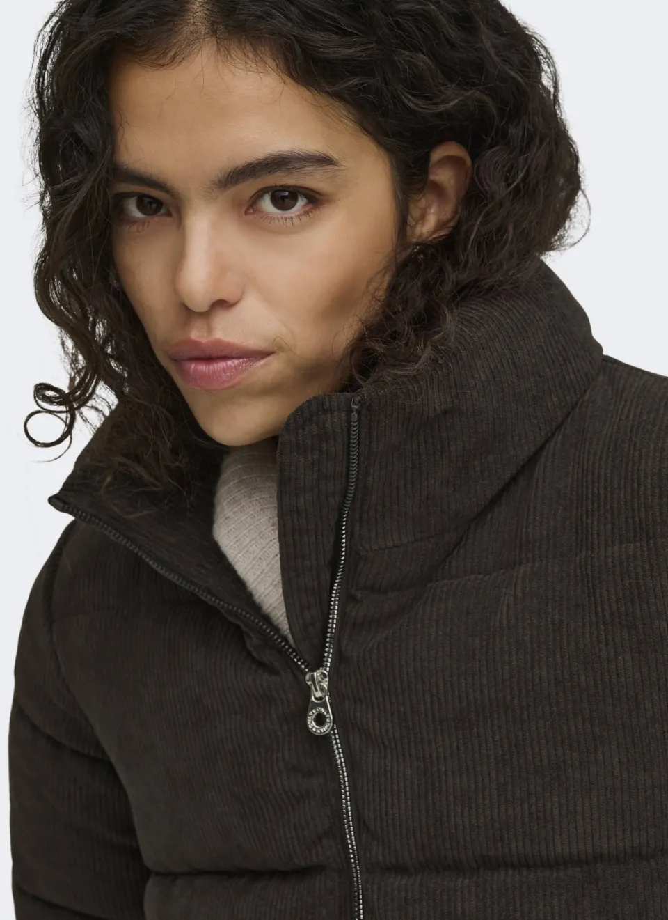 Only ONLNEWDOLLY corduroy puffer jas donkerbruin, foto 6