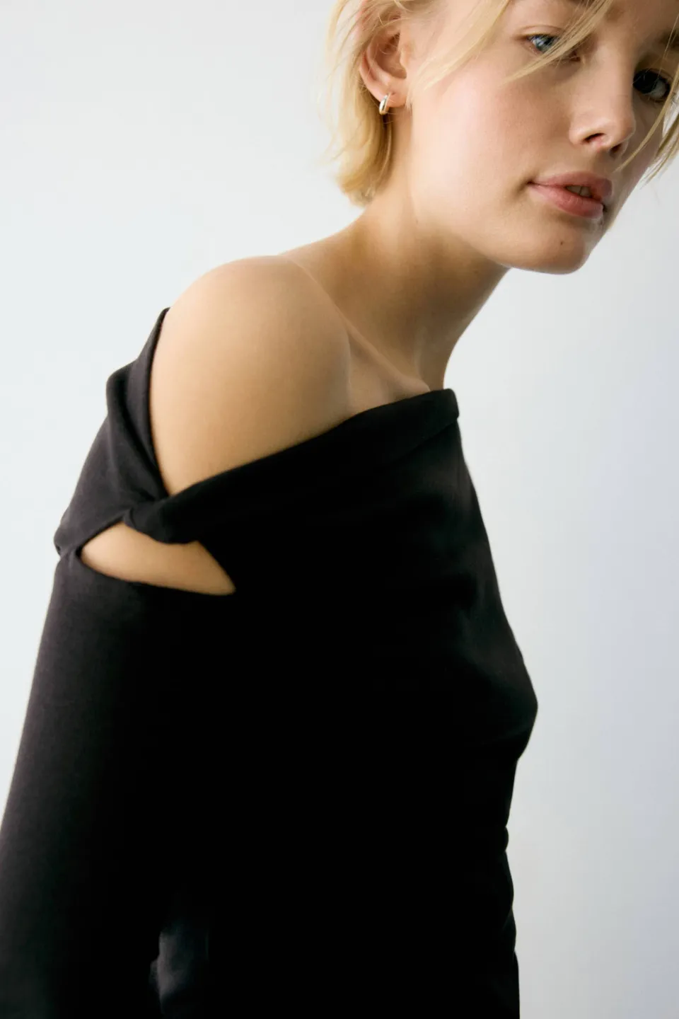 Mango one shoulder top zwart, foto 4