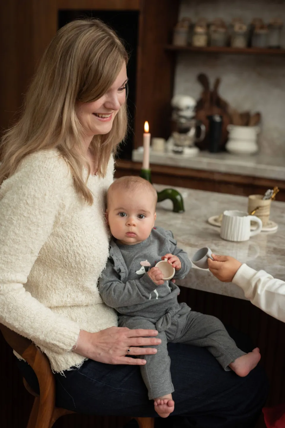 Dirkje rechtvallende sweater met ruches en print - grijs