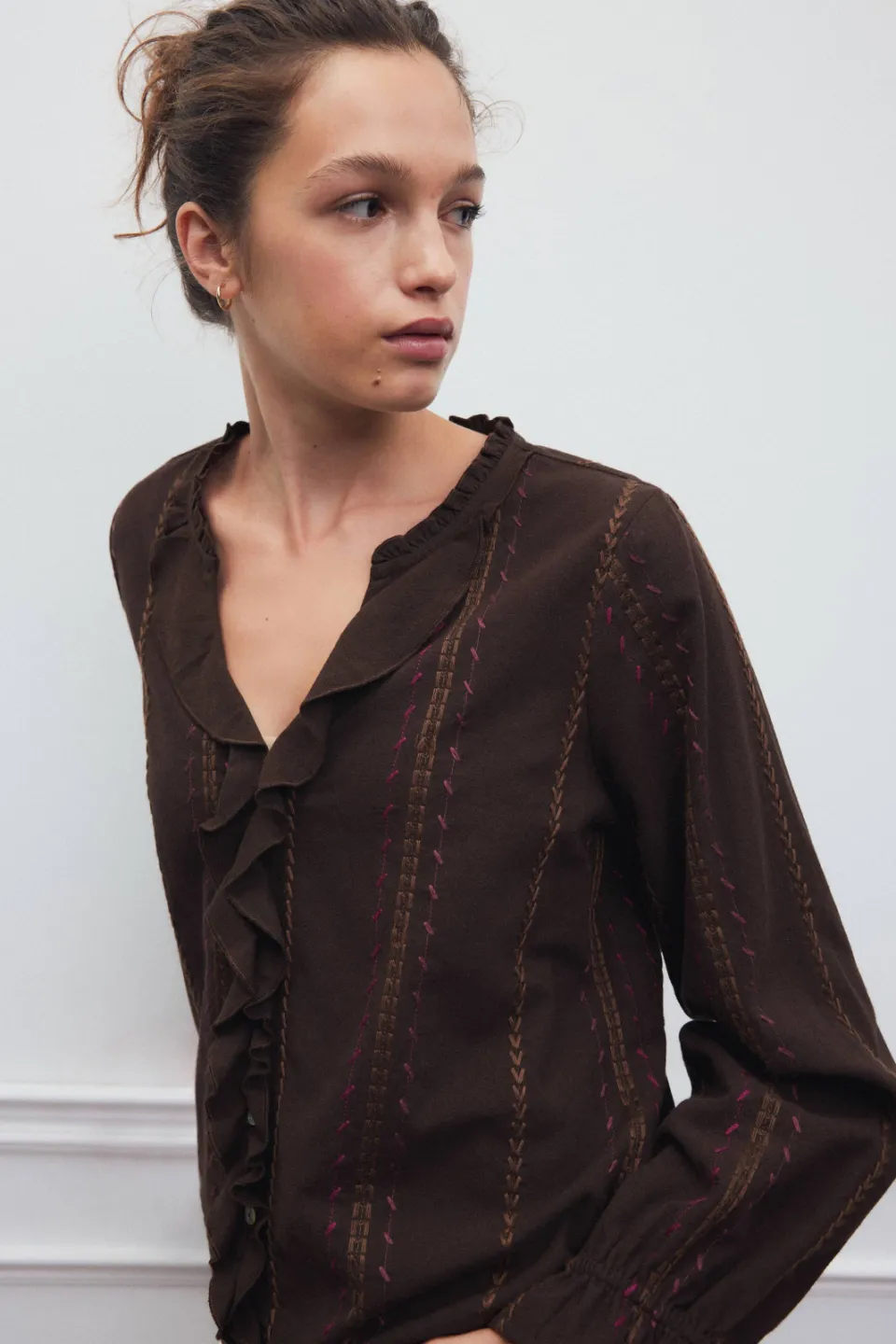 Mango blouse met ruches donkerbruin, foto 4