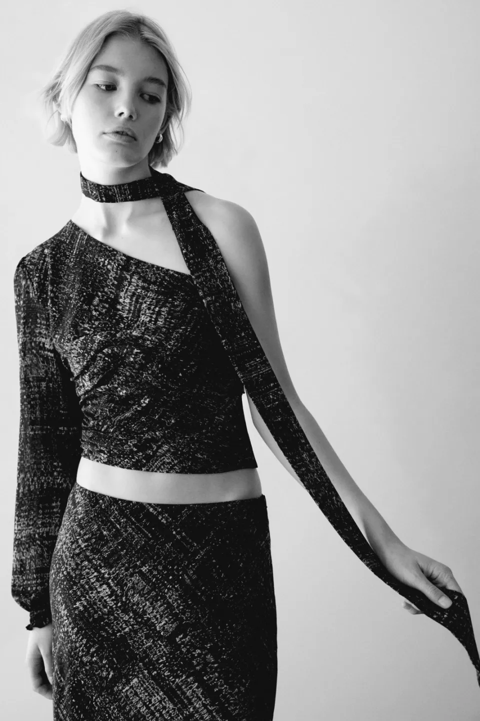 Mango TEEN one shoulder cropped top zwart, foto 6