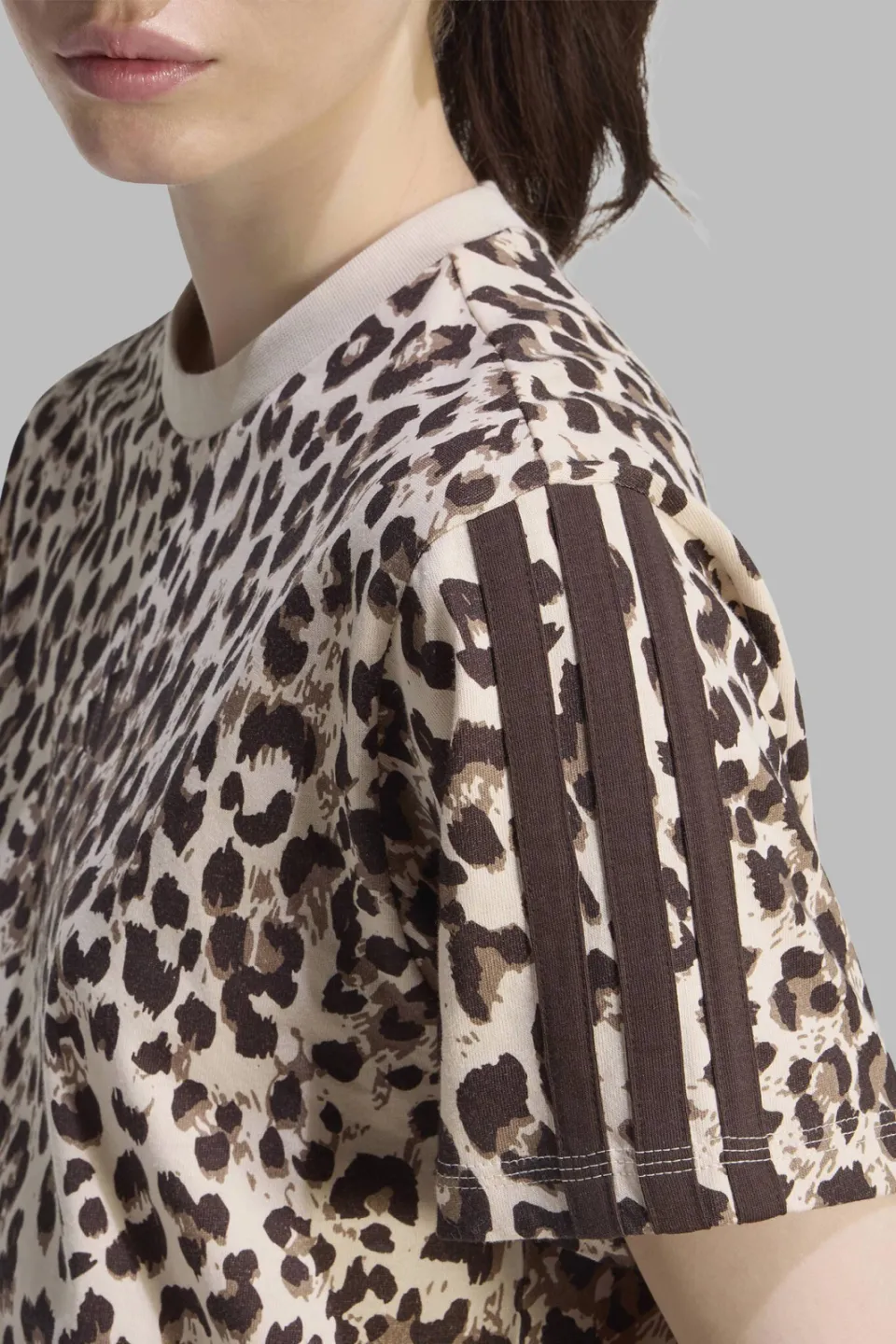 Adidas Sportswear T-shirt beige/bruin panterprint, foto 5