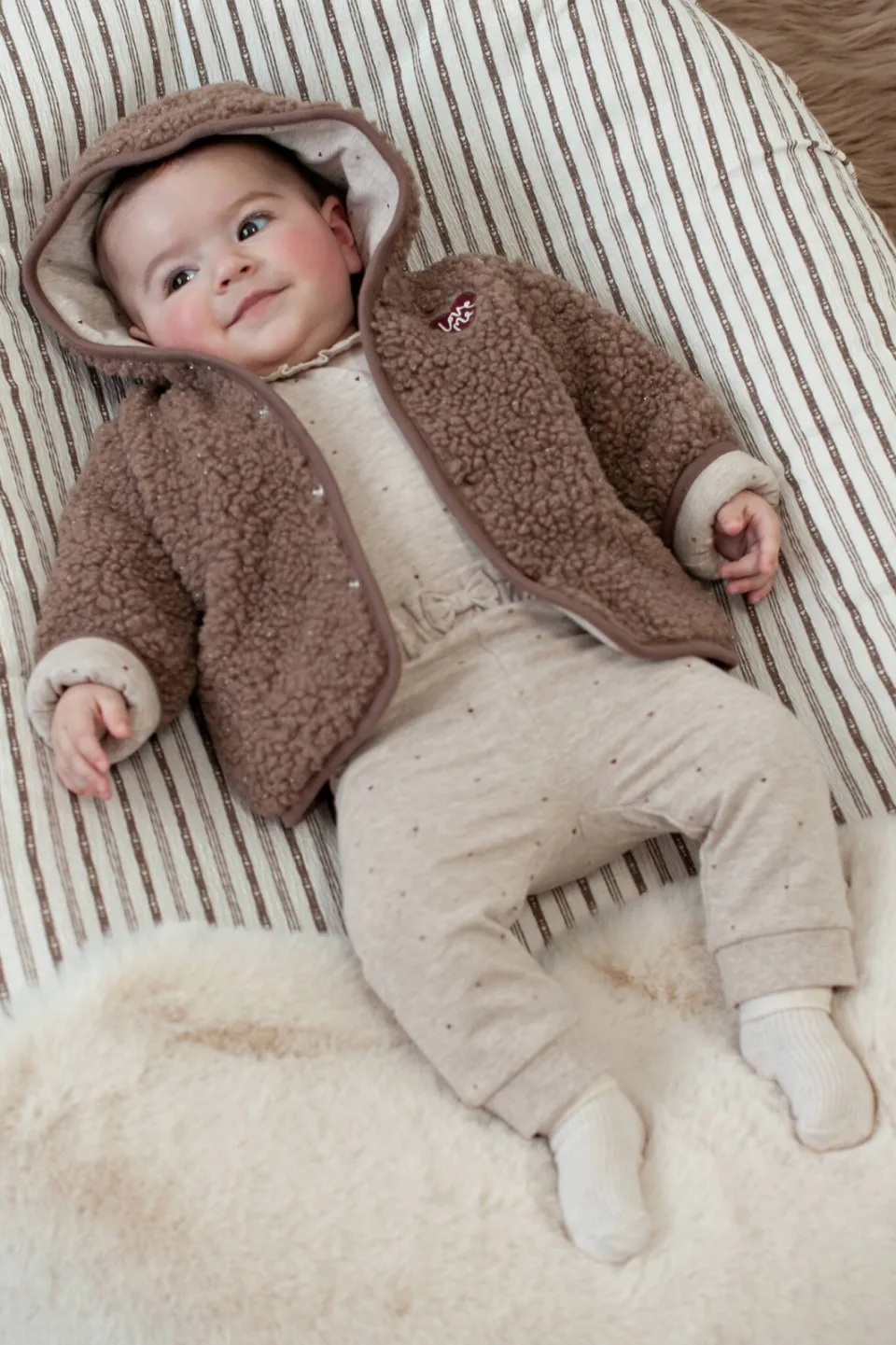 Feetje romper My Little Love met hartjes en ruches taupe/bordeaux