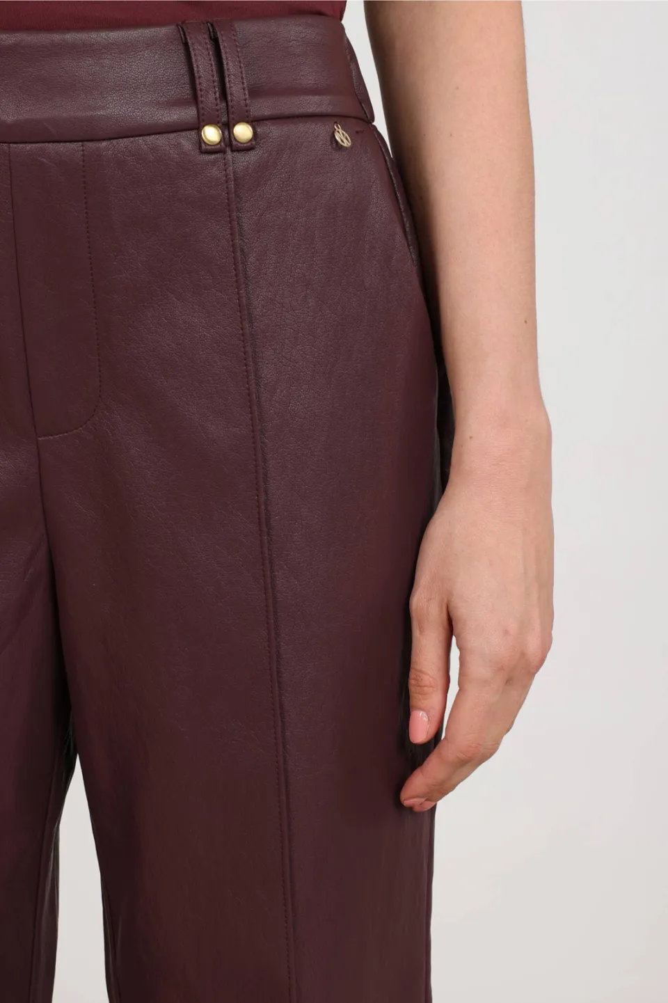 NUKUS imitatieleren wide leg coated broek - aubergine, foto 5