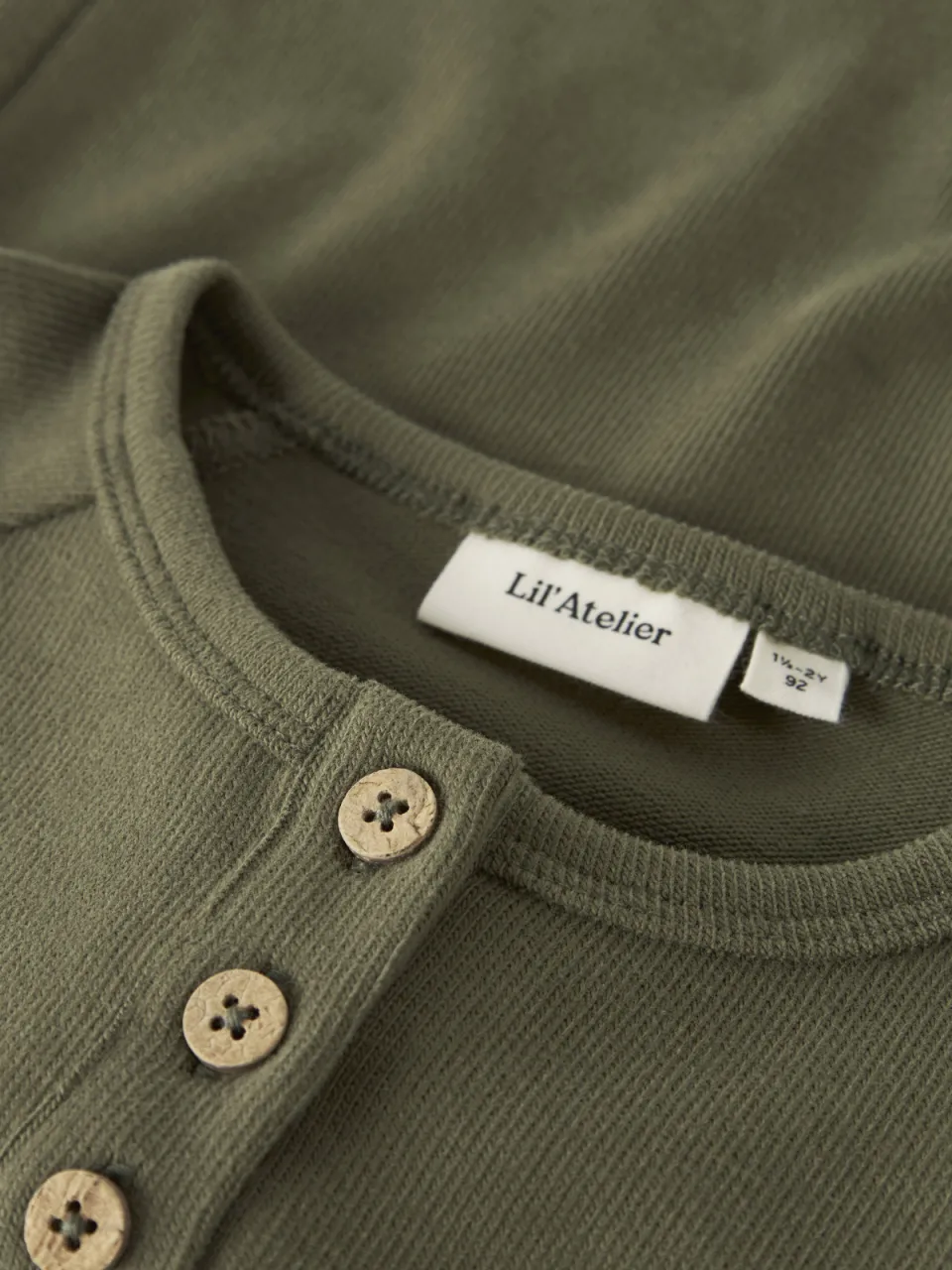 Lil' Atelier slim fit longsleeve olijfgroen, foto 4