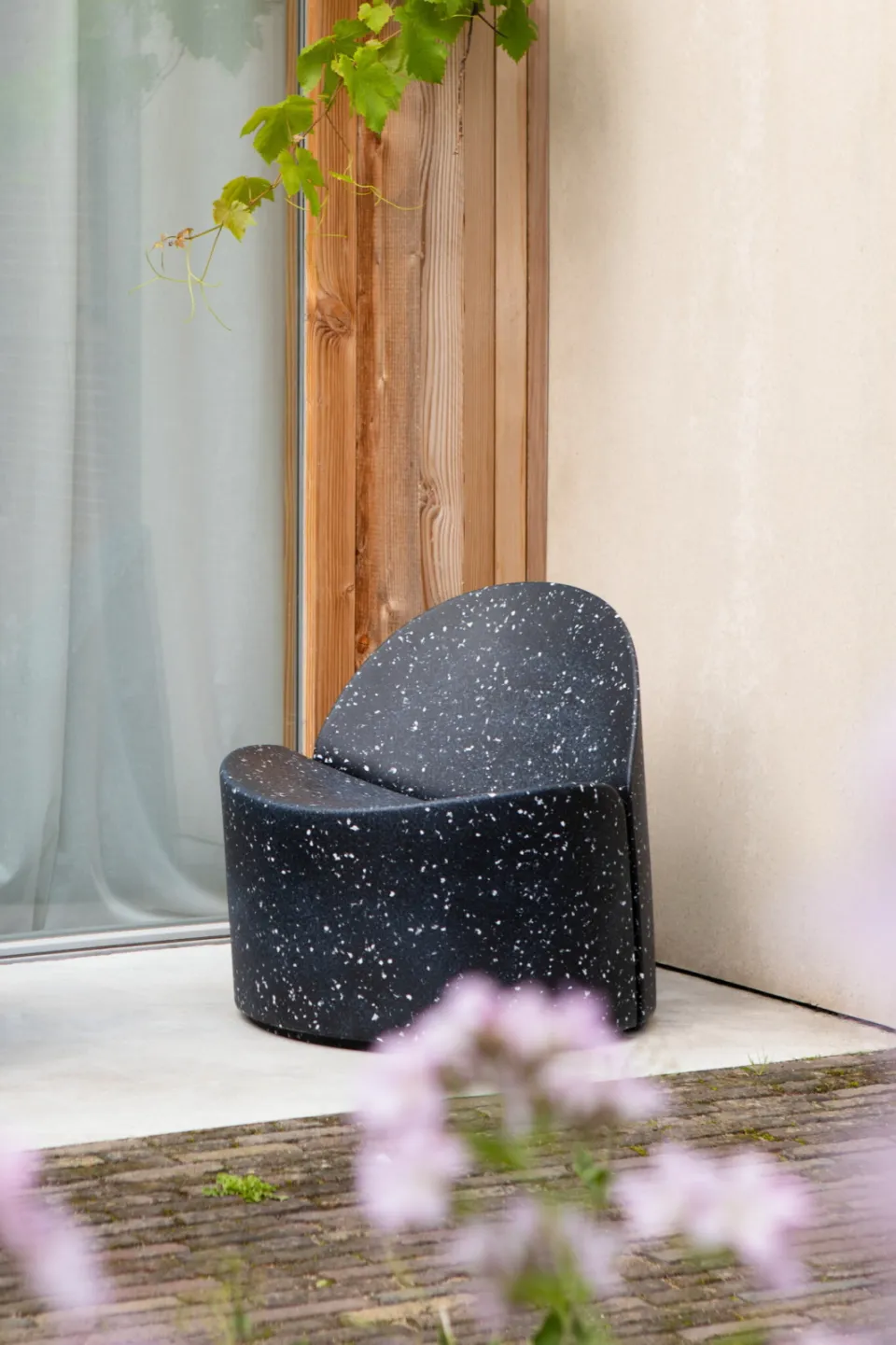 Zuiver Bloom outdoor fauteuil zwart galaxy, foto 6