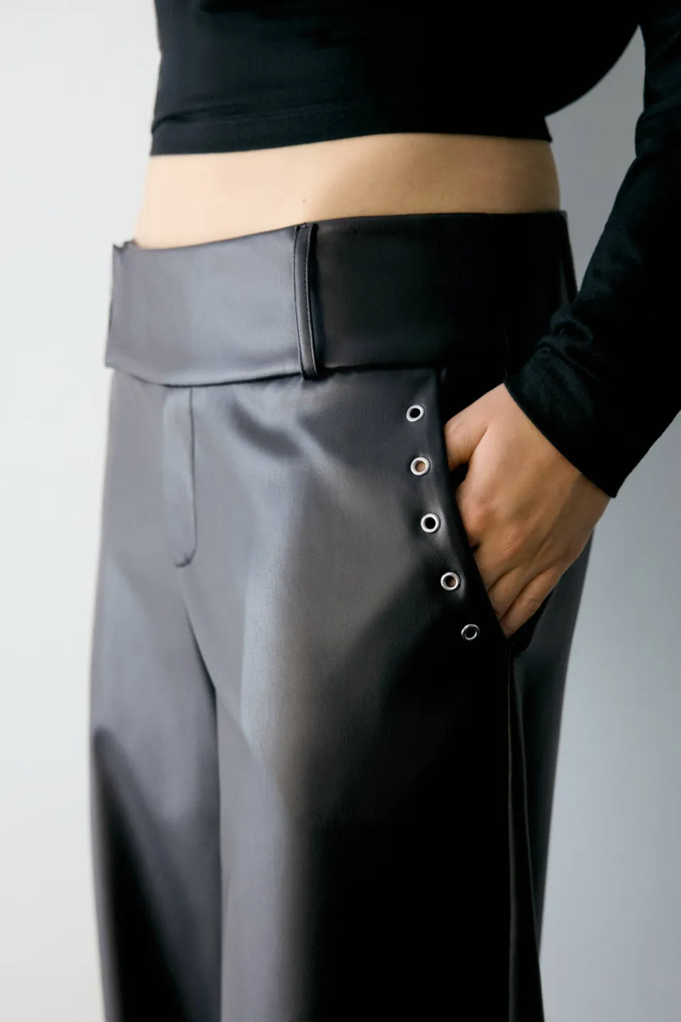 Mango TEEN imitatieleren broek zwart, foto 5