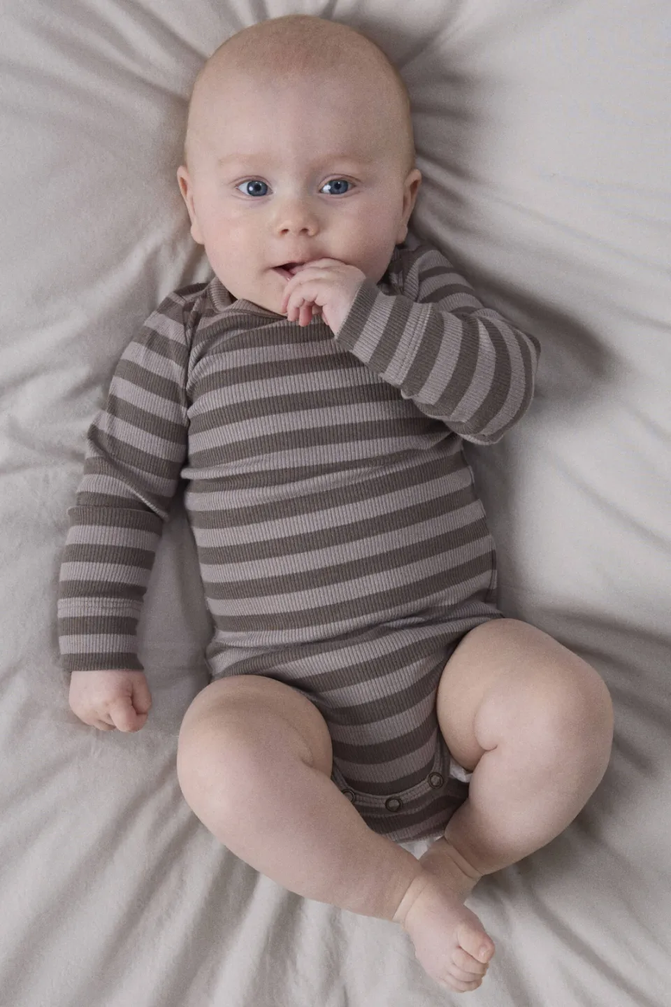 NAME IT BABY modal gestreepte romper - bruin