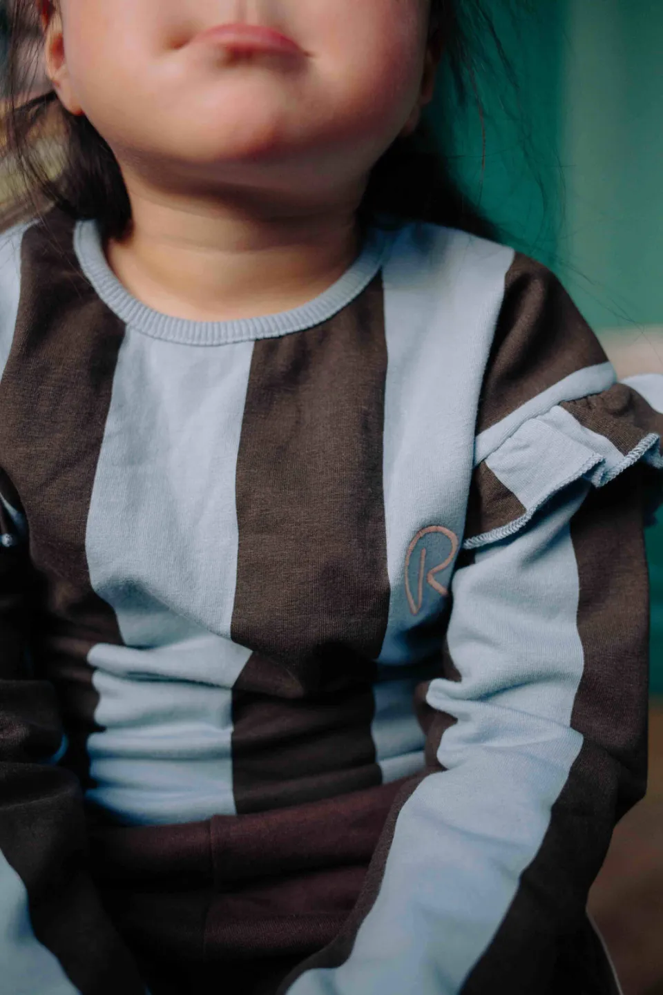 Riffle Amsterdam gestreepte sweater met ruches - donkerbruin/lichtblauw, foto 6