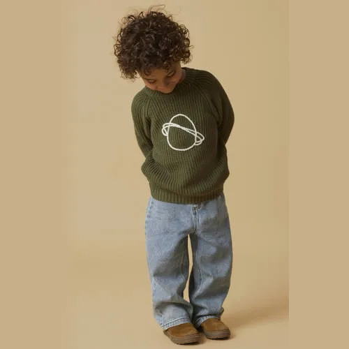 Lil' Atelier MINI katoenen regular fit gebreide trui met borduursels en print - olijfgroen, foto 4