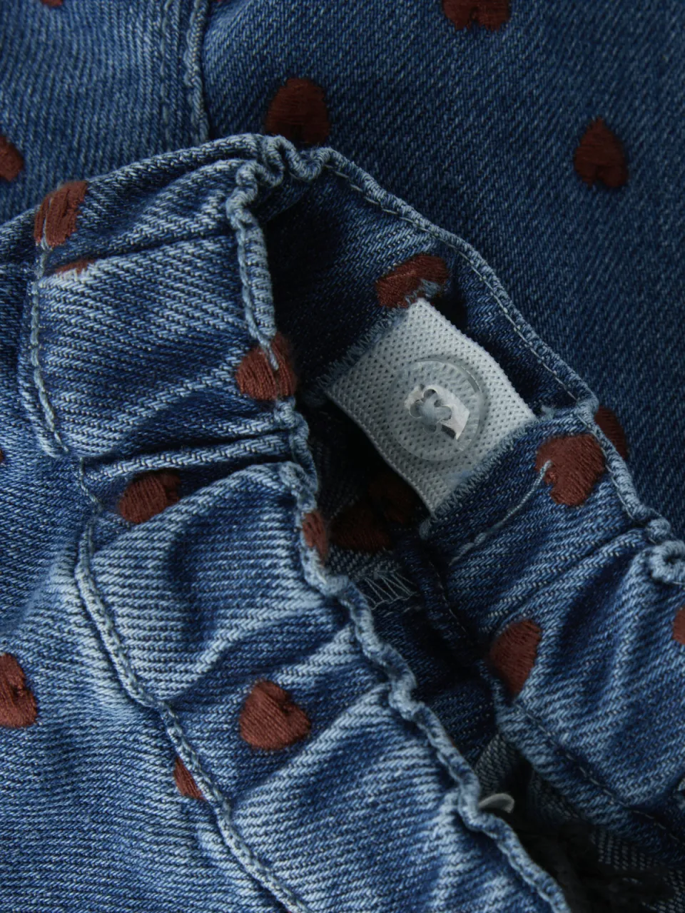 Lil' Atelier BABY loose fit jeans met borduursels en hartjes - dark blue denim, foto 2