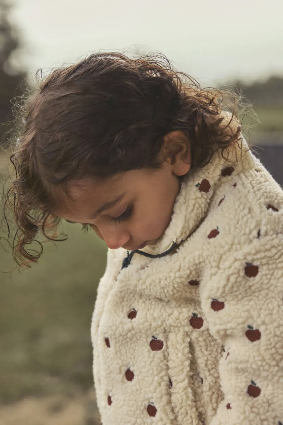 Lil' Atelier MINI teddy jas met appelprint ecru Ecru/donkerrood