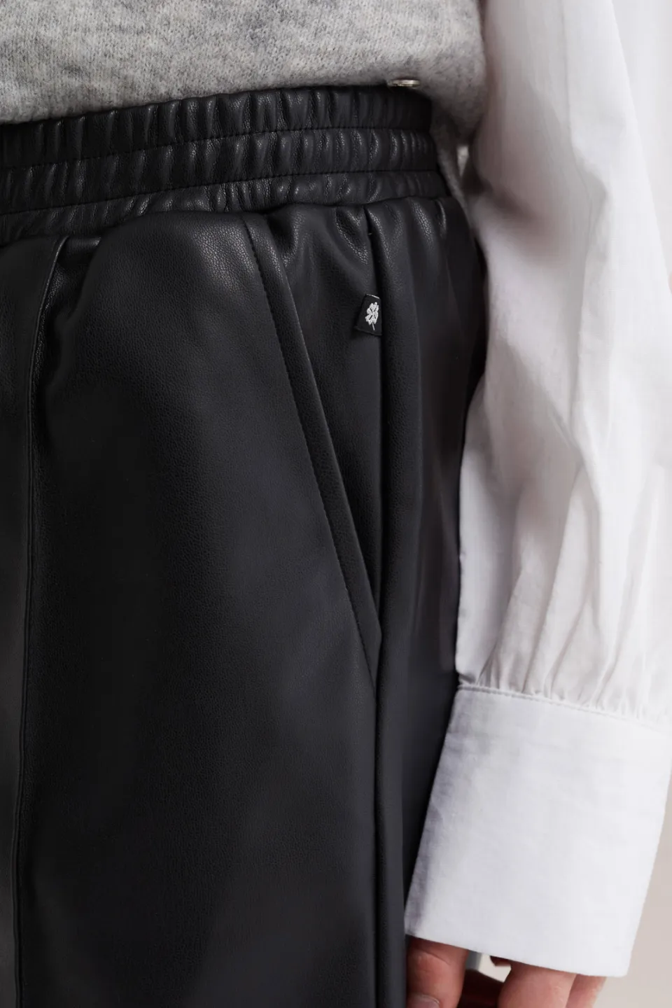 WE Fashion imitatieleren paperbag korte broek zwart, foto 6