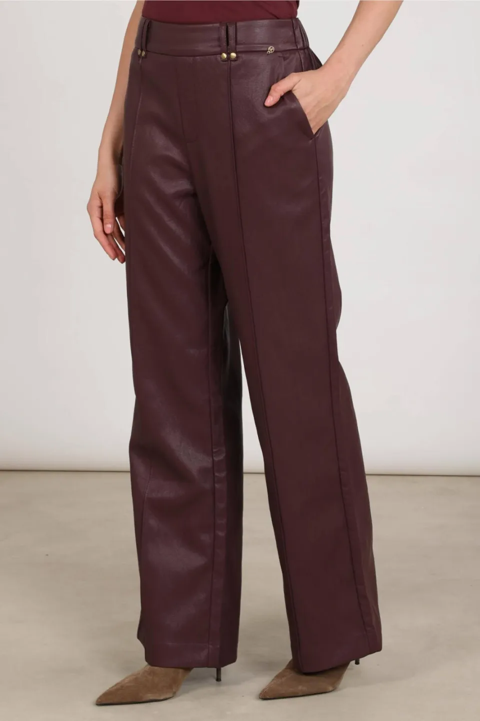 NUKUS imitatieleren wide leg coated broek - aubergine, foto 4