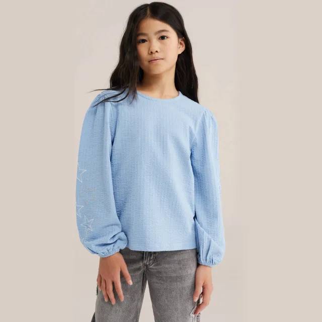 WE Fashion blousetop lichtblauw met borduursels en sterren, foto 3