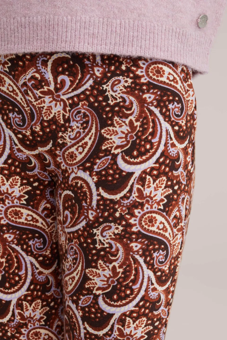 WE Fashion flared legging bruin met print, foto 4