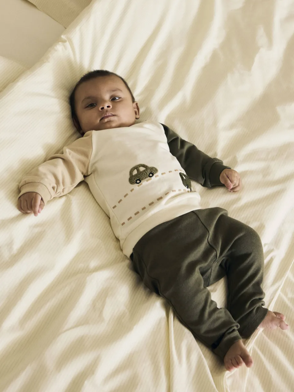 NAME IT BABY rechtvallende sweater met patches en print - ecru Offwhite/groen/beige