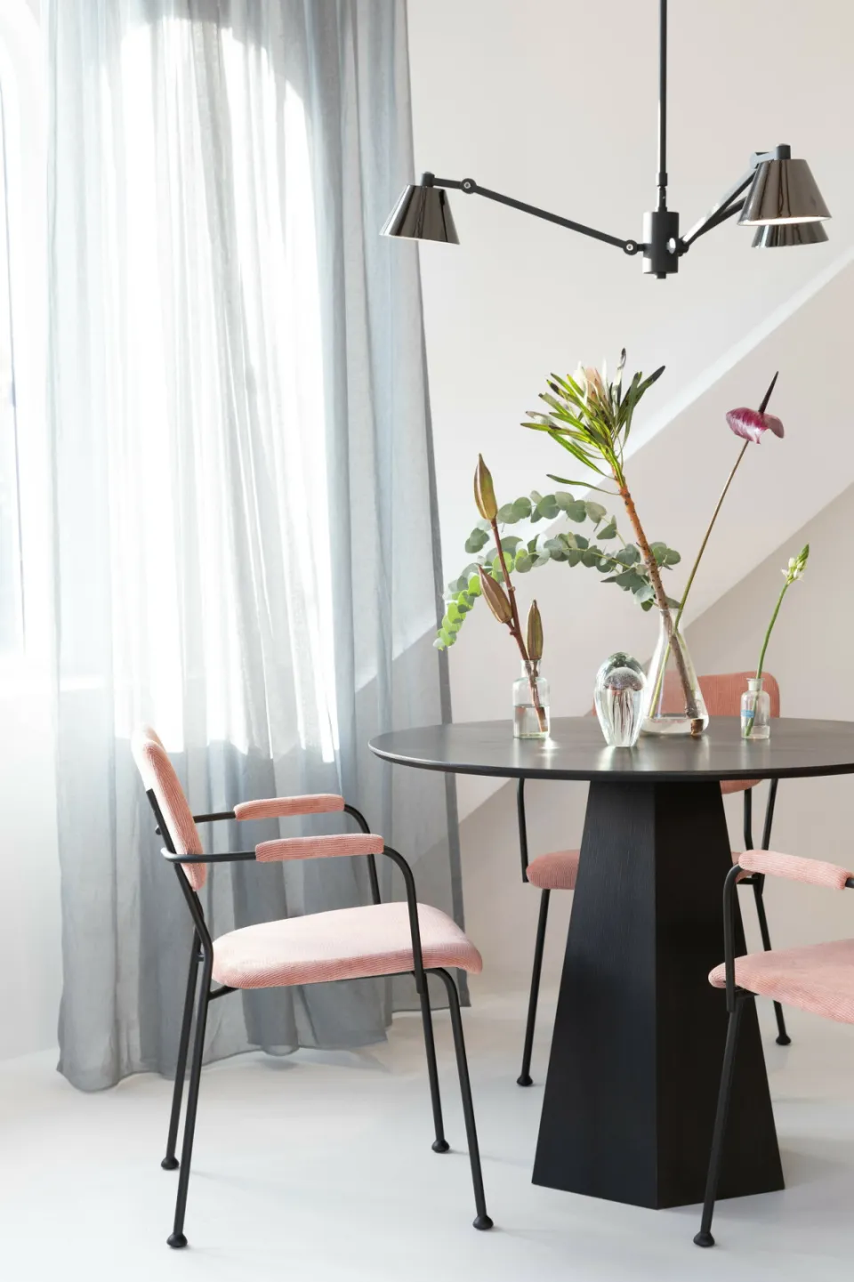Zuiver Ronde Eettafel 'Pilar' Essenhout, 100cm, kleur Zwart, foto 4