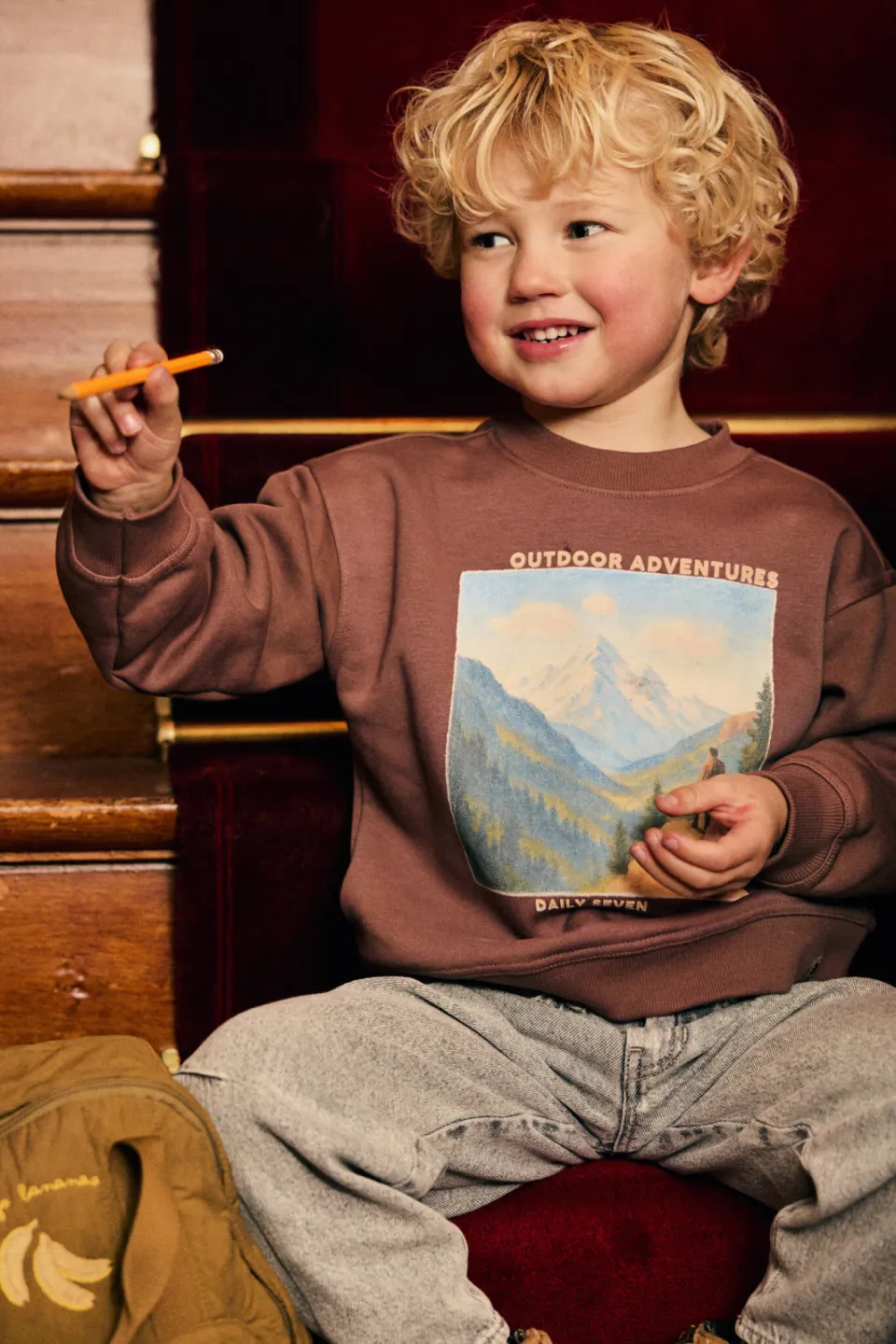 Daily7 oversized sweater met print - bruin
