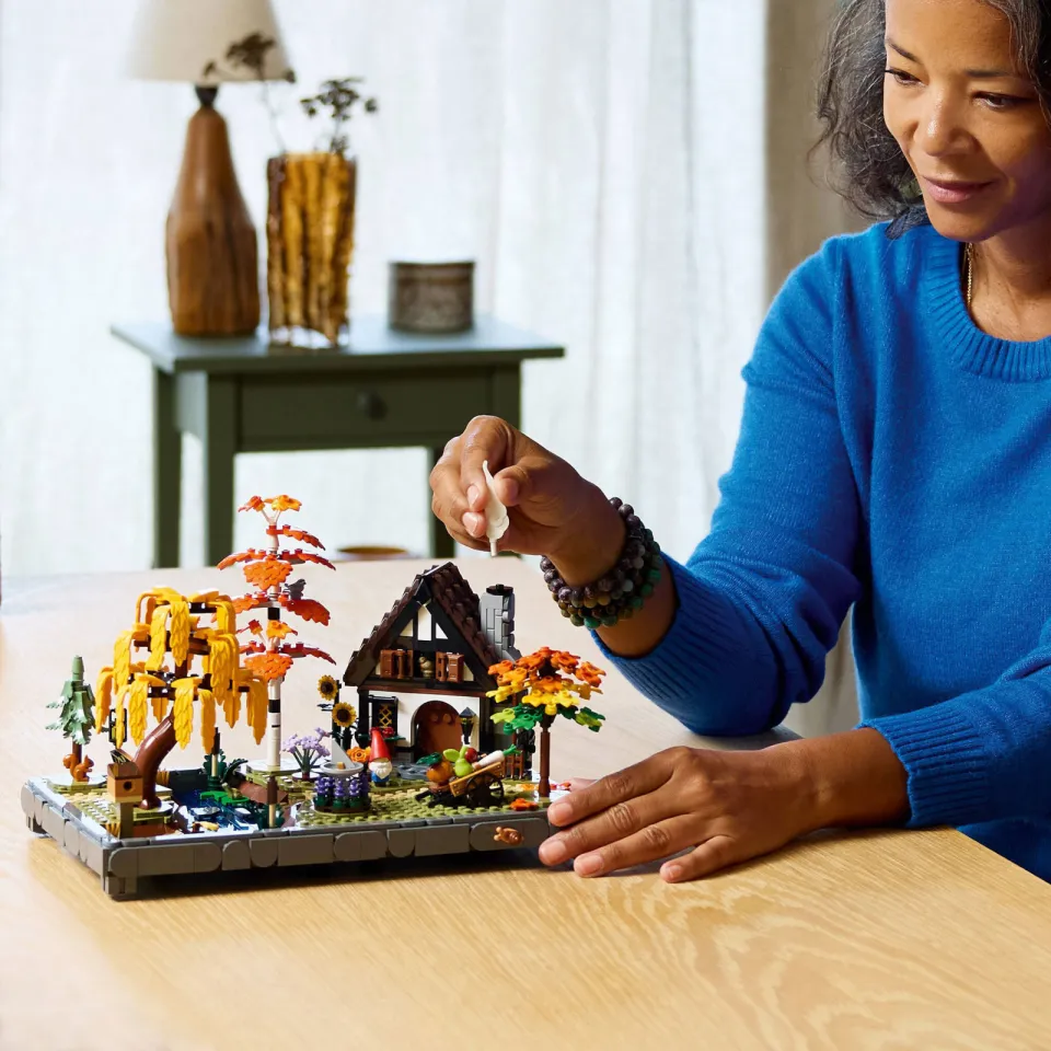 Lego Icons Herfsttuin met Cottage Herfstdecoratie Bouwpakket 11372, foto 7