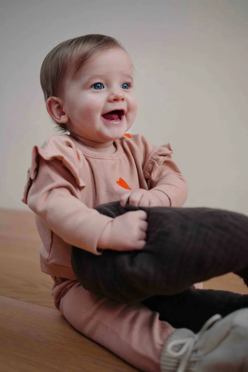 Riffle Amsterdam sweater met ruches en hartjes - lichtbruin/oranje
