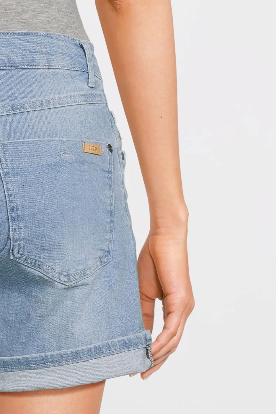 LOVE2WAIT slim fit jeansshort lichtblauw, foto 7