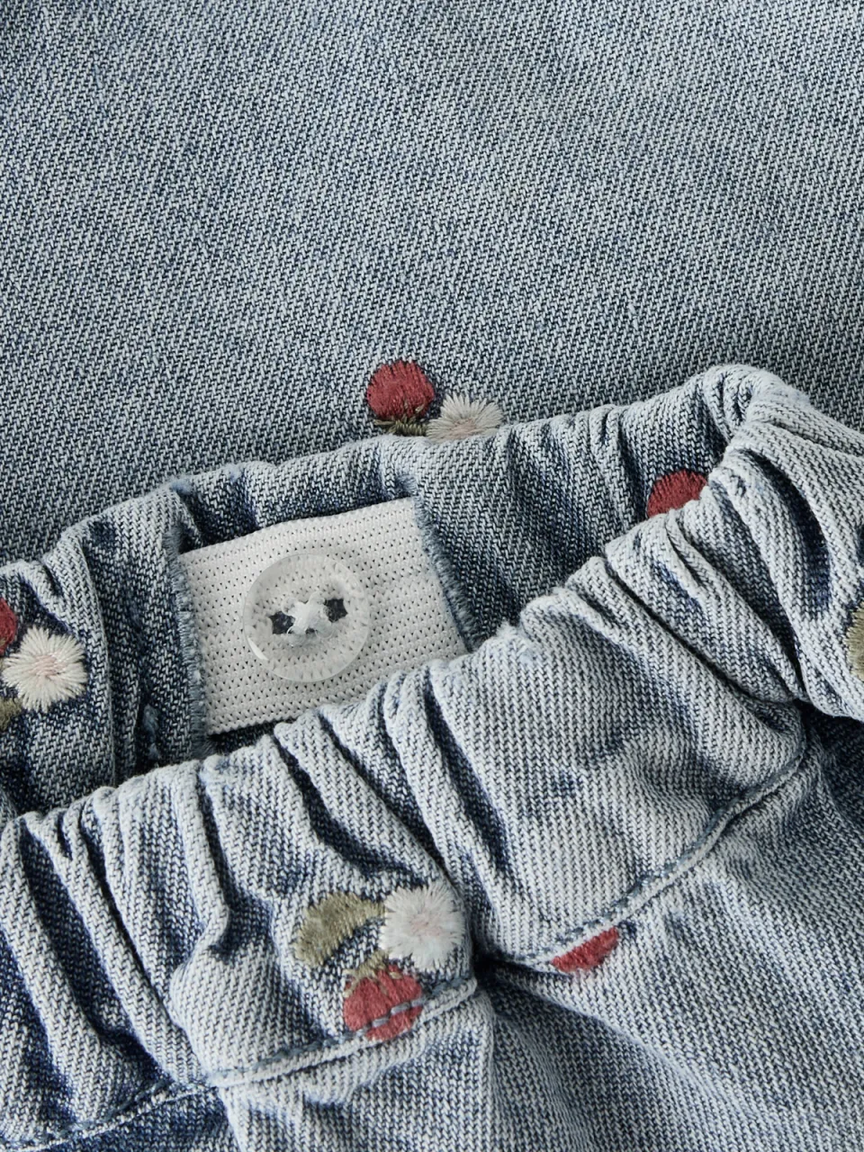 Lil' Atelier MINI loose fit gebloemde jeansshort mediumblauw medium blue denim, foto 4