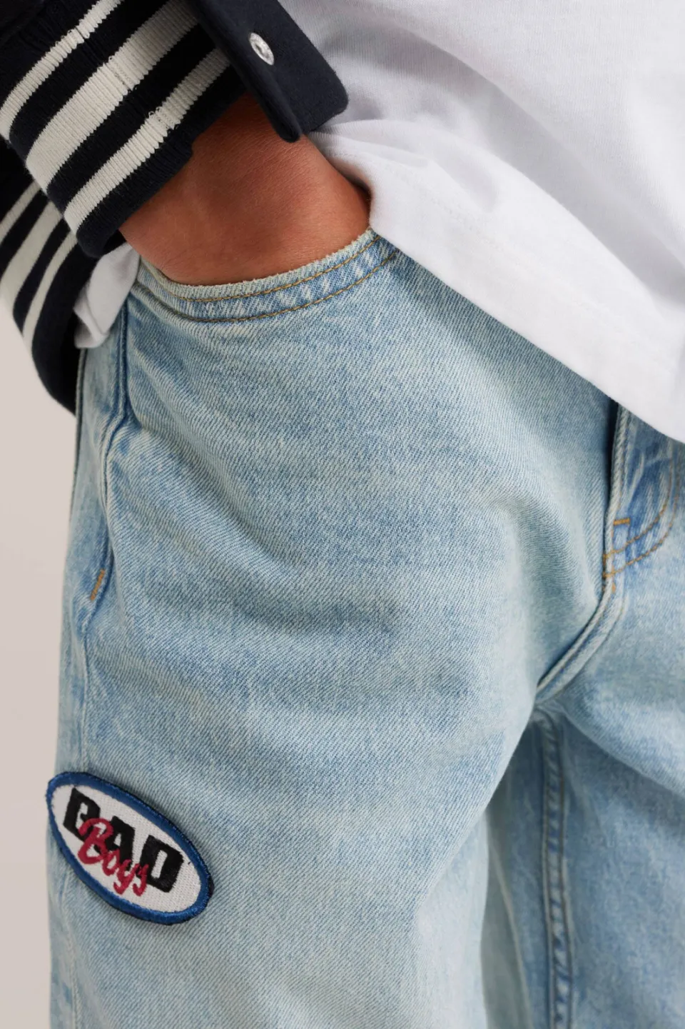WE Fashion Bad Boys junior wide leg jeans met patches - light blue denim, foto 5